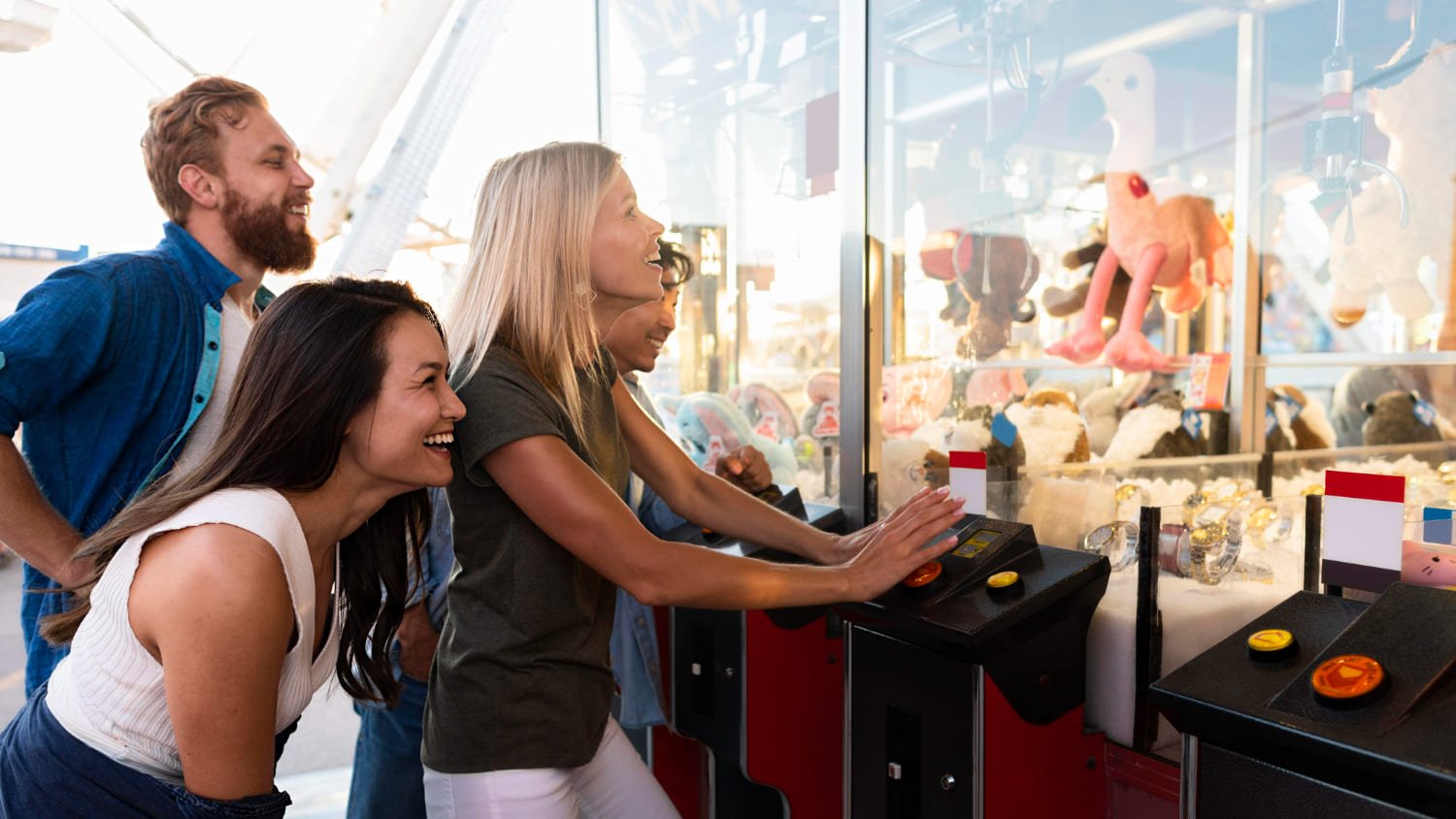 Παιδιά παίζουν σε arcade μηχανήματα με ανέπαφες πληρωμές